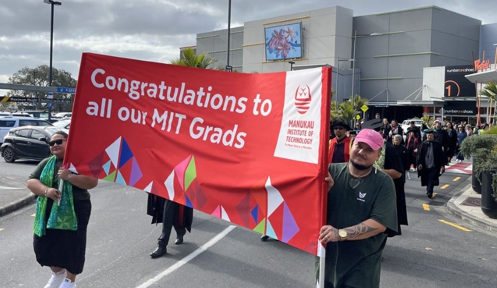 grad-procession-1000-x-579